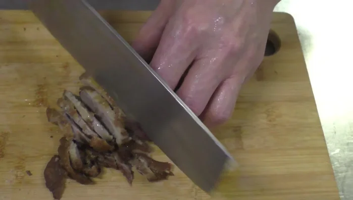 Togliere dall'olio, lasciare raffreddare e tagliare a fettine sottili.