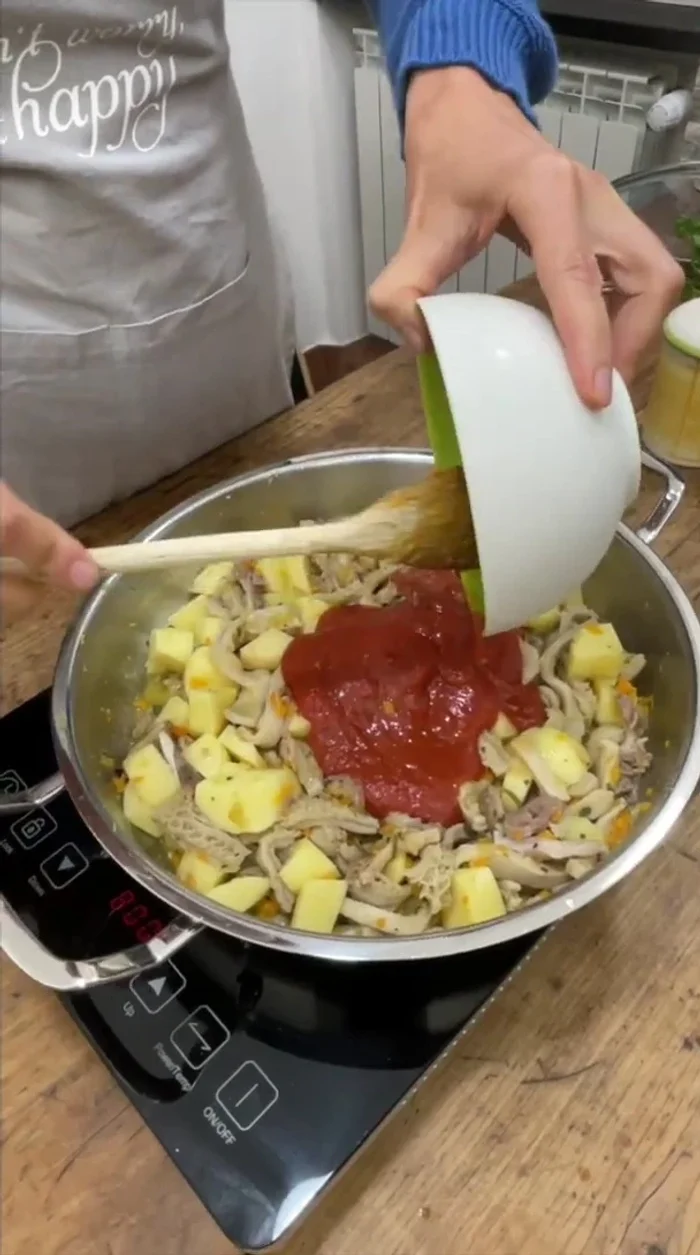 Aggiungere la passata di pomodoro e, per evitare che diventi troppo asciutta, aggiungere anche un po' d'acqua.