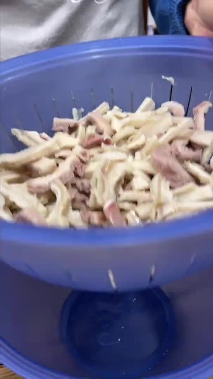 Tagliare, lavare e sgocciolare 600 grammi di trippe.