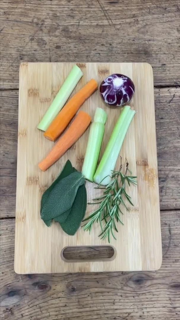 Preparare un trito di carota, sedano, cipolla, salvia e rosmarino.