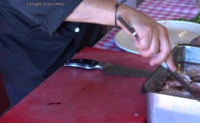 In una padella, aggiungere olio d'oliva.