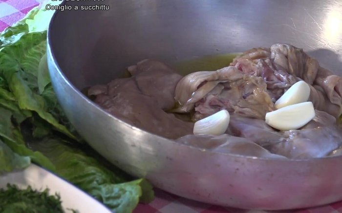 Aggiungere un paio di spicchi d'aglio, cipolle e carote.