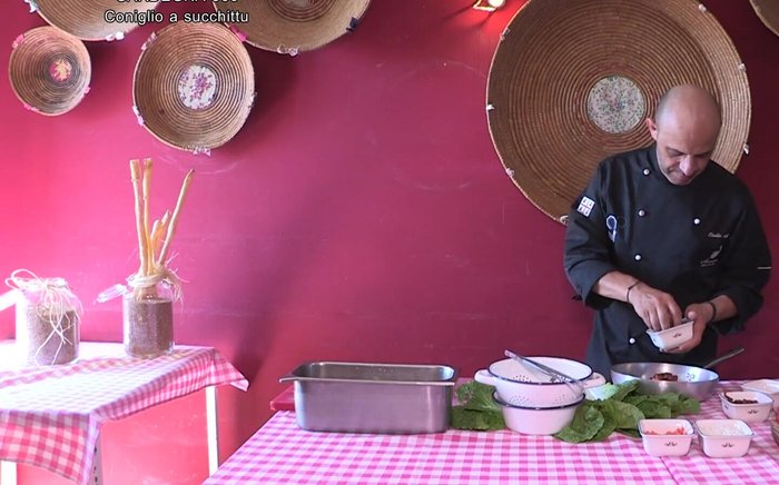 Aggiungere una manciata di pomodori secchi e un po' di prezzemolo.