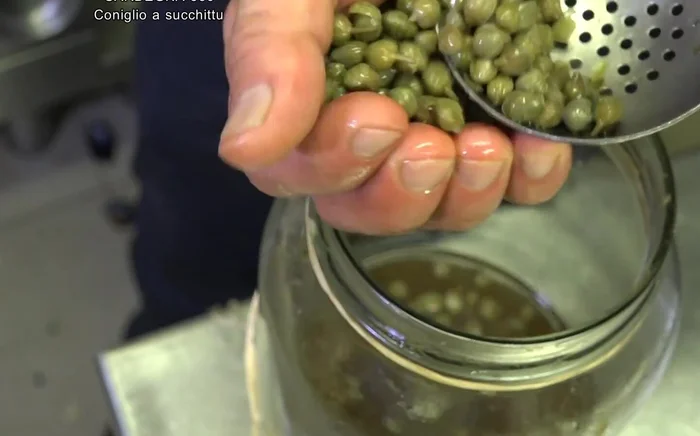 Spremere manualmente i capperi sotto aceto per renderli più delicati.