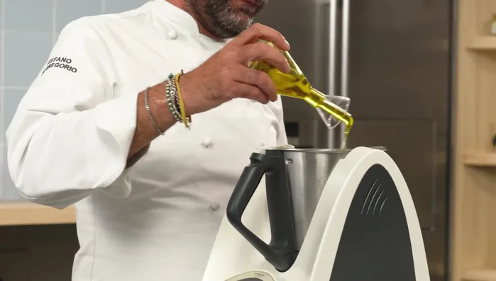 Aggiungere altro olio gradualmente fino ad ottenere la consistenza desiderata del pesto.