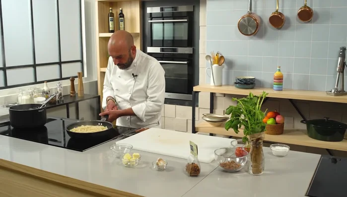 Mantecare la pasta, aggiungendo un po' di acqua di cottura se necessario.