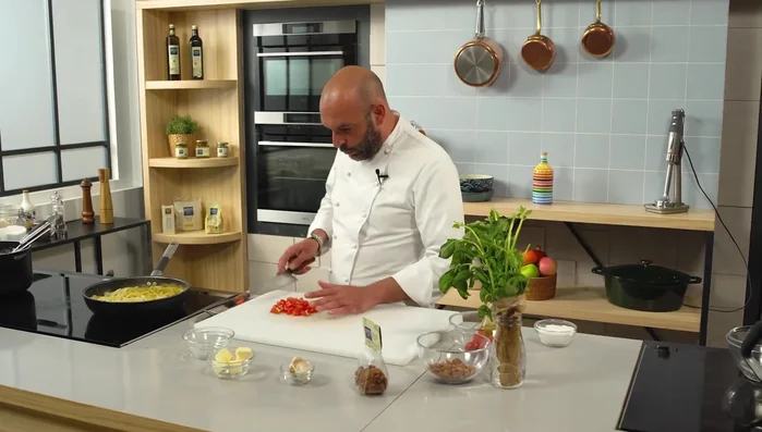 Aggiungere, a piacere, pomodori freschi a dadini (con o senza semi), basilico fresco spezzettato, parmigiano o pecorino.