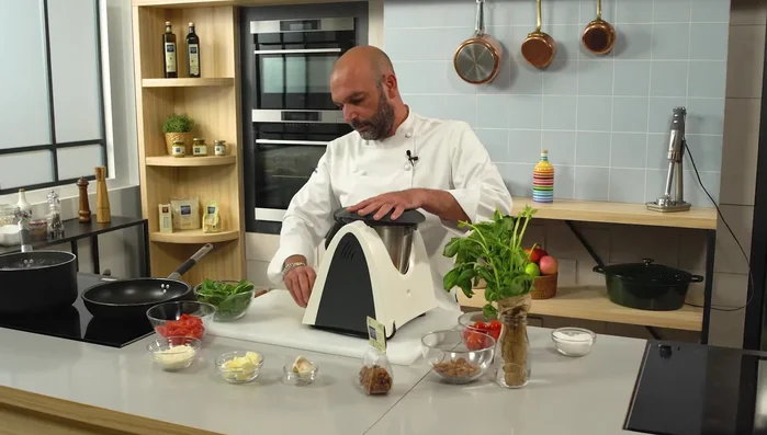 Nel frullatore, frullare l'aglio (2 spicchi), le mandorle tostate, i pomodori, il basilico (solo le foglie), sale e un po' d'olio extravergine di oliva.