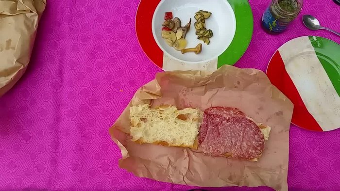 Preparare la base per la pizza.