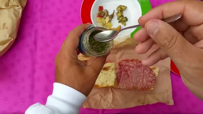 Aggiungere i funghi, precedentemente scolati e privati dell'olio in eccesso (passati al colino).