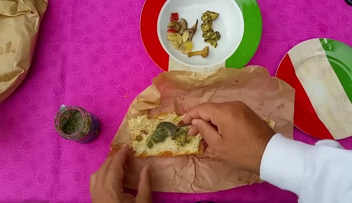 Cuocere la pizza.