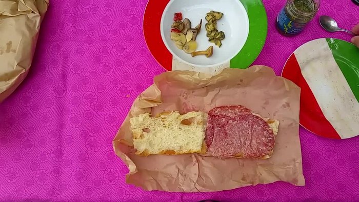 Aggiungere un po' di salsa di rucola (circa mezzo cucchiaino per lato).