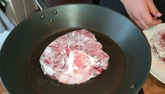 Sigillare l'ossobuco in una padella con olio di semi di girasole (171.76)