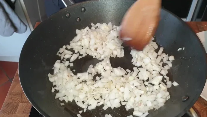 Soffriggere la cipolla con un po' di sale (271.24)