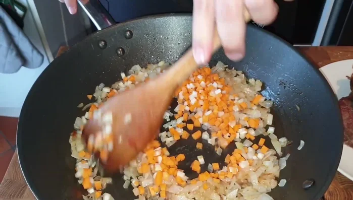 Aggiungere sedano e carota (289.12)