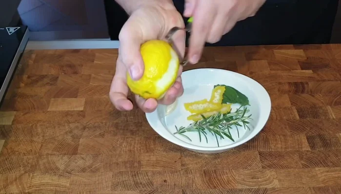 Preparare la gremolada: sminuzzare finemente la scorza di limone, la salvia, il rosmarino e l'aglio (383.44)