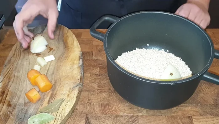 Aggiungere lo zafferano sciolto in un po' di brodo e il brodo restante, coprire con carta forno e cuocere in forno a 180° per circa 20 minuti (530.08)