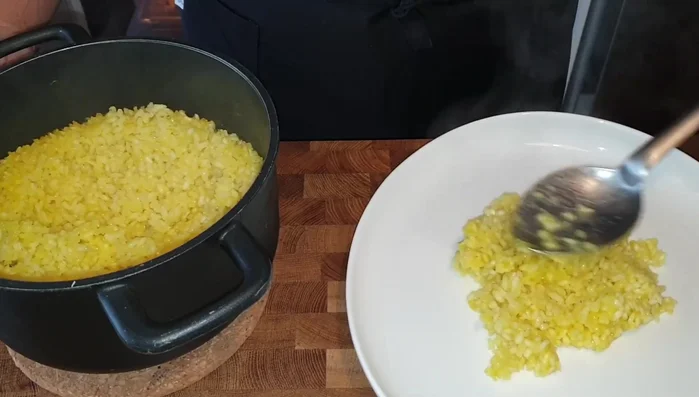 Impiattare: disporre l'ossobuco, il riso pilaf, la gremolada e il sugo (595.6)