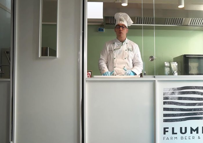Unire il composto di tuorlo e panna alla carne marinata.