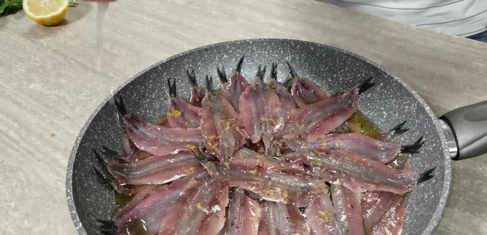 Aggiungete il succo di limone abbondantemente. Il limone e l'olio formeranno un sughetto in cottura.