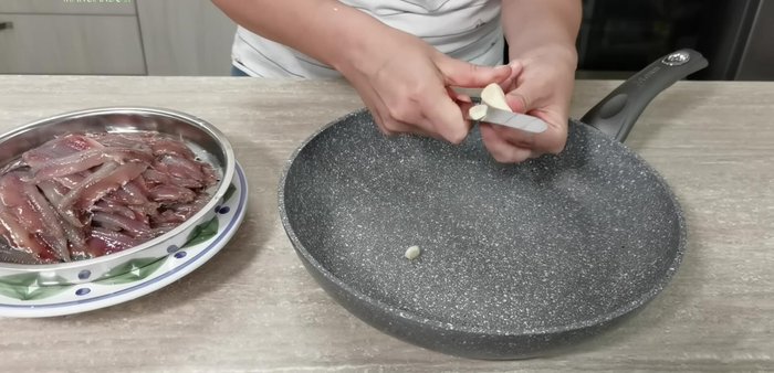 In una padella di dimensioni adeguate, fate scaldare un filo d'olio.