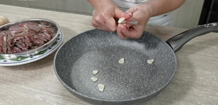 Tagliate finemente l'aglio e aggiungetelo all'olio caldo.