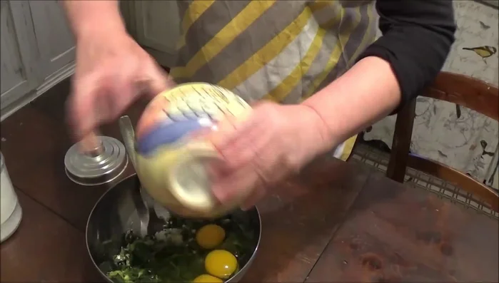 In una ciotola, sbattere le 4 uova intere con un pizzico di sale (99.83). Se desiderato, aggiungere parmigiano reggiano (111.93).