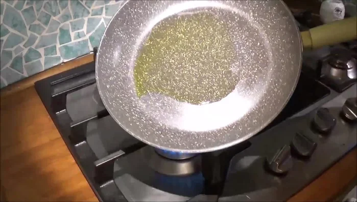 In una padella antiaderente con un filo d'olio, preparare la frittata con le uova sbattute (123.79).
