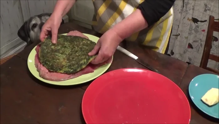 Adagiare la frittata sulla fetta di carne di manzo (175.73).