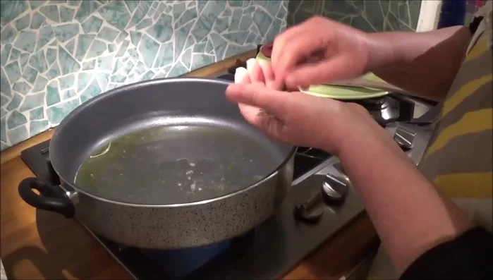 In una casseruola, rosolare la rollata con olio, alloro e rosmarino (330.07).