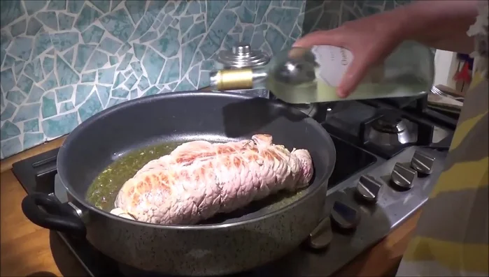 Sfumare con un po' di vino bianco (350.13).