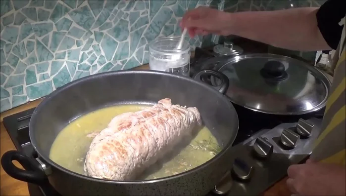 Aggiungere un pizzico di sale e pepe, un goccio d'acqua calda e cuocere a fuoco lento per circa 20-30 minuti con coperchio (362.2).