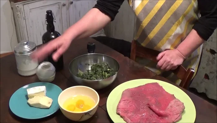 In una padella, saltare le bietole surgelate (o fresche) con un filo d'olio, l'aglio tritato, sale e pepe (48.949).