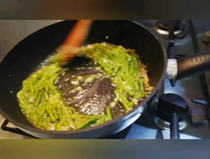 Aggiungete la panna vegetale e aggiustate di sale e pepe. (94.32)