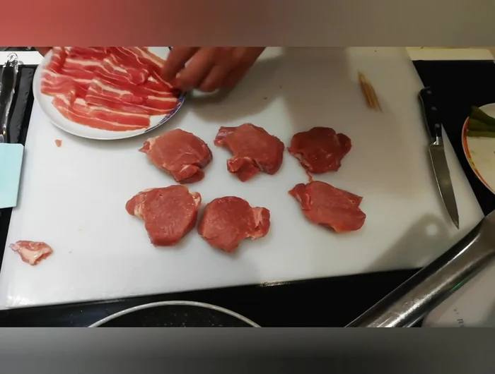 Avvolgete ogni fetta di filetto con la pancetta e chiudete con uno stuzzicadenti. (189.4)