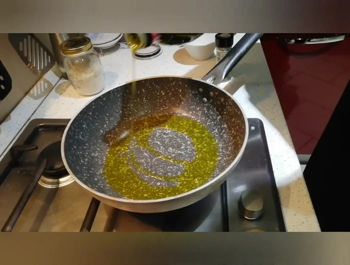Rosolate i filetti in una padella con un filo d'olio caldo. (230.09)