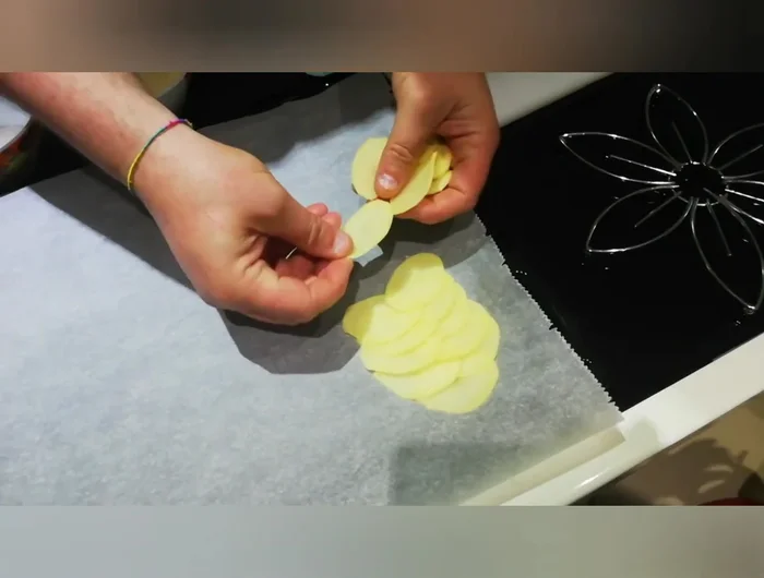Disponete le patate su una teglia da forno rivestita con carta forno. (340.71)