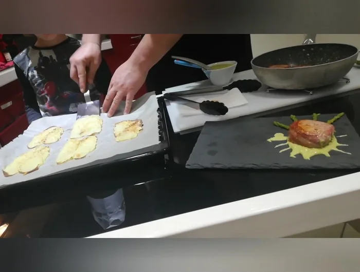 Servite i filetti di maiale con la crema di asparagi e le patate al parmigiano. (460.009)