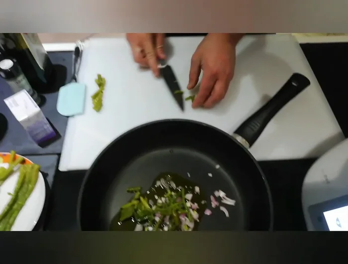 Fate soffriggere gli asparagi con lo scalogno per 3-4 minuti a fuoco lento. (69.25)