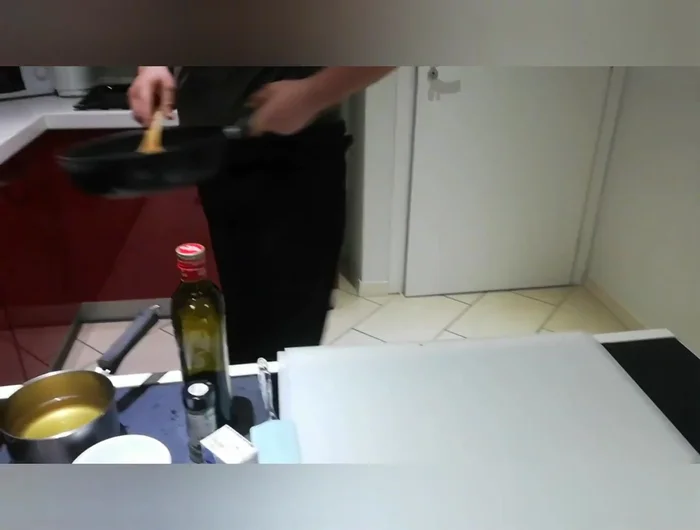 Aggiungete un mestolo di brodo vegetale e fate asciugare. (79.06)