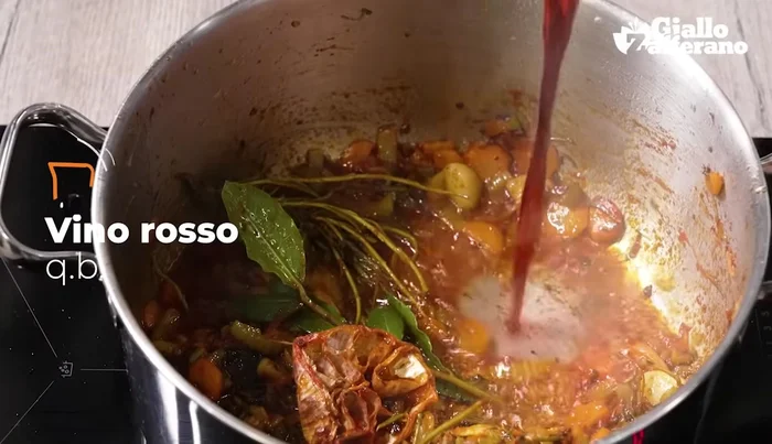 Sfumare con il vino rosso e lasciare evaporare l'alcol.