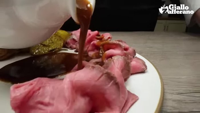 Preriscaldare il forno a 190 gradi. Mettere le ossa su una griglia e tostarle uniformemente per circa 30-40 minuti.