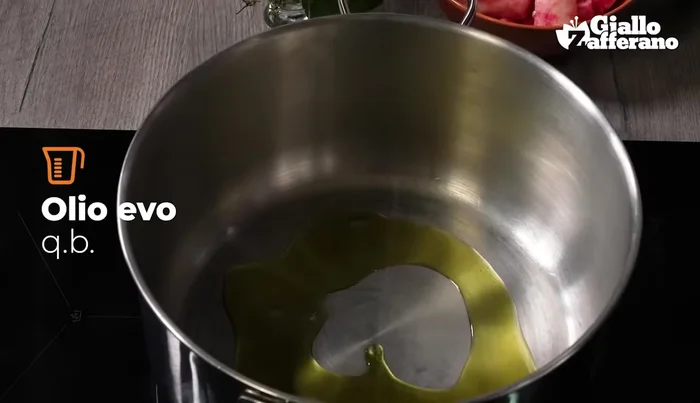 In una pentola, aggiungere un giro d'olio e scaldare. Aggiungere le ossa e far sciogliere bene il midollo, anche se si attacca al fondo.