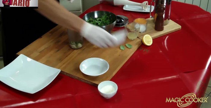 Nel frattempo, preparare il condimento: in una ciotola mettere la cipolla restante, le foglioline di salvia, il succo di limone, sale, pepe, olio e un po' di rucola. Frullare il tutto.