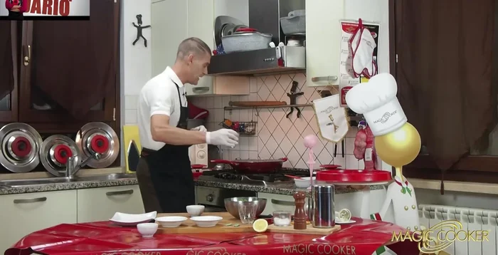 Dopo 3 minuti di cottura dei bocconcini, sfumare con il vino bianco rimanente e un po' di salsa. Coprire e cuocere per altri 2 minuti a fiamma media.
