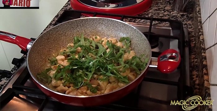 Spegnere il fuoco, aggiungere la rucola restante e un pizzico di sale. Mescolare e lasciare riposare.