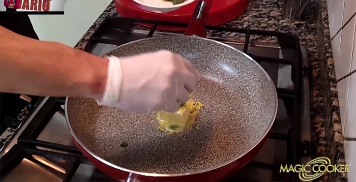 Mettere nel Magic Cooker il burro, la scorza di limone, parte delle foglioline di salvia, la cipolla, un goccio di vino bianco e un cucchiaio d'olio. Coprire e cuocere a fiamma alta per 2 minuti.