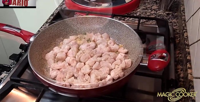 Aggiungere i bocconcini di pollo infarinati e un pizzico di sale. Coprire e cuocere per 3 minuti.