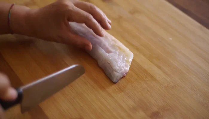 Dividere i filetti di branzino in pezzetti di circa 5 centimetri. (38.61)