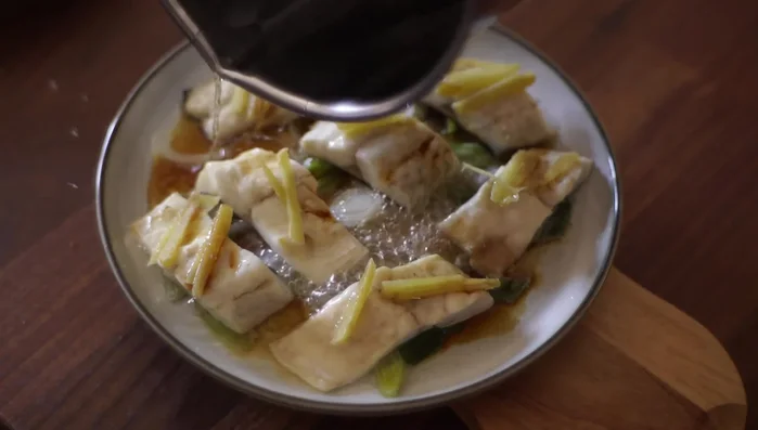 Versare 3-4 cucchiai di olio bollente sui filetti per esaltare gli aromi dello zenzero. (75.27)